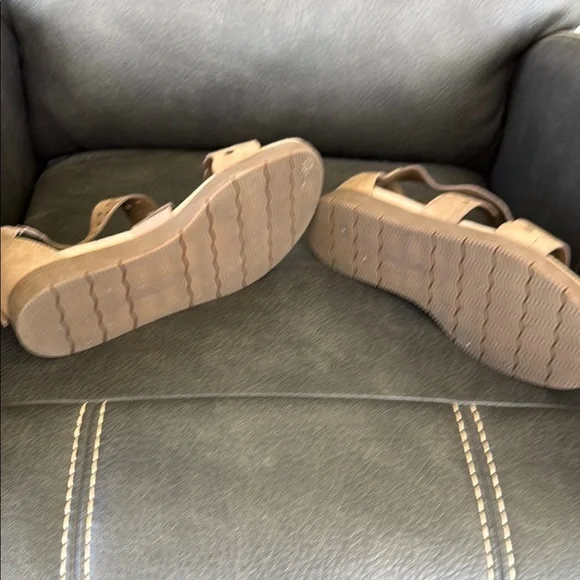 Yuu Tan Sandals with Breathable Design - Picture 2 of 4